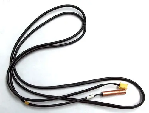Temperatursensor mit zwei Kabeln und einem kupferfarbenen Element, hergestellt von Daikin, für die Verwendung in Heizungsanwendungen.